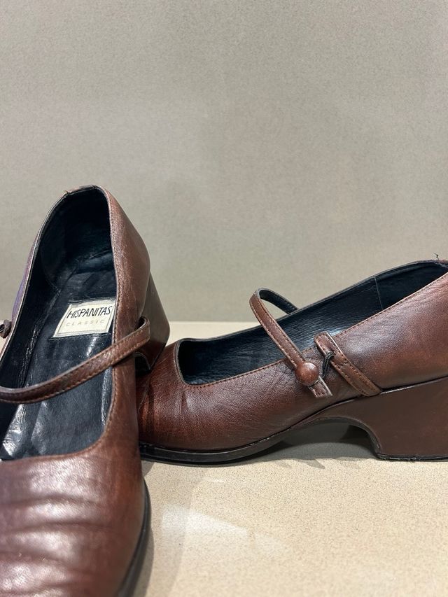 Zapatos de cuero de tacón ancho Hispanitas
