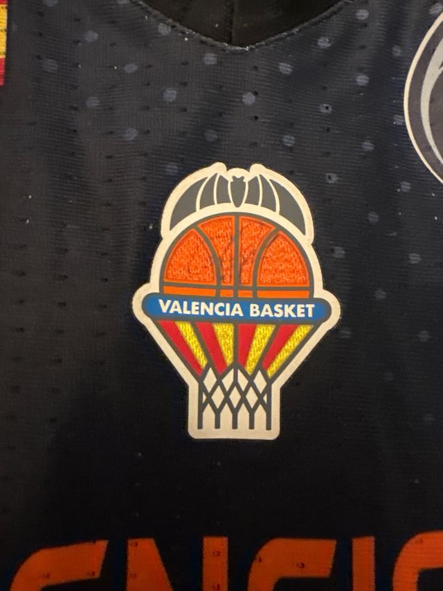 Camiseta oficial Valencia Basket femenino firmada