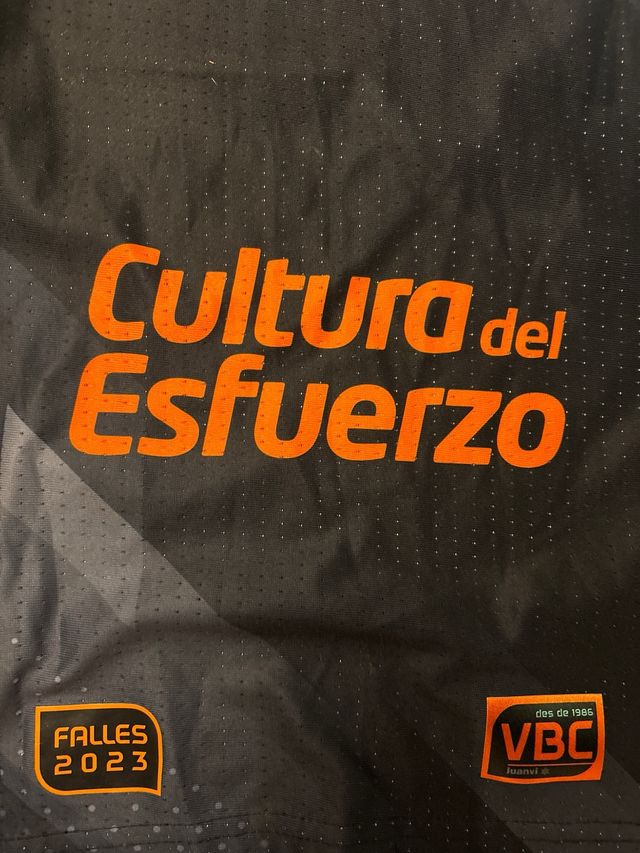 Camiseta oficial Valencia Basket femenino firmada