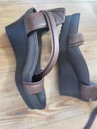 Sandalias marrones con plataforma marca Camper