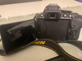 Camara de fotos Nikon con objetivo y teleobjetivo