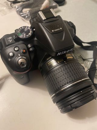 Camara de fotos Nikon con objetivo y teleobjetivo