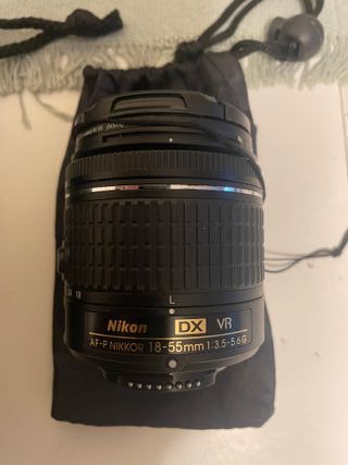 Camara de fotos Nikon con objetivo y teleobjetivo
