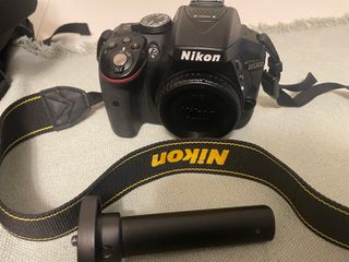 Camara de fotos Nikon con objetivo y teleobjetivo