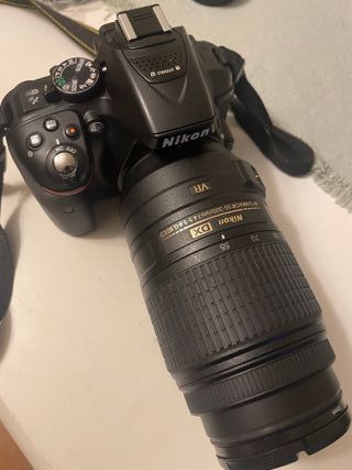Camara de fotos Nikon con objetivo y teleobjetivo