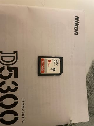 Camara de fotos Nikon con objetivo y teleobjetivo