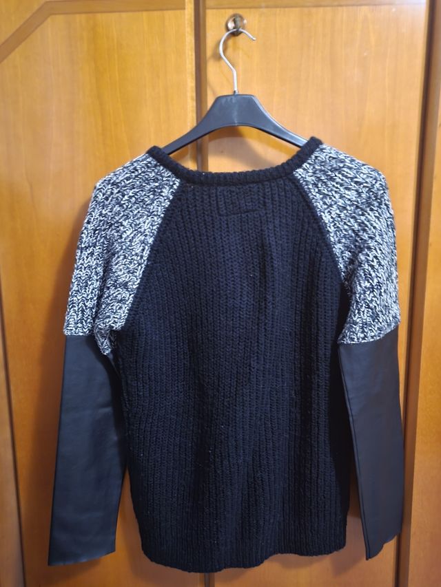 Maglione nero con maniche di pelle