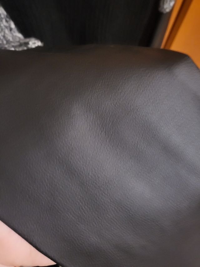 Maglione nero con maniche di pelle