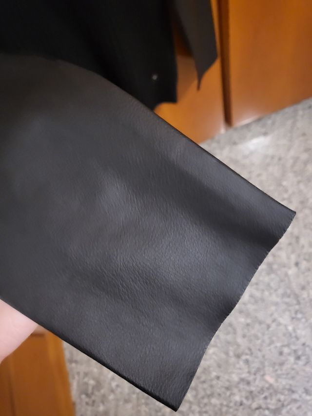Maglione nero con maniche di pelle