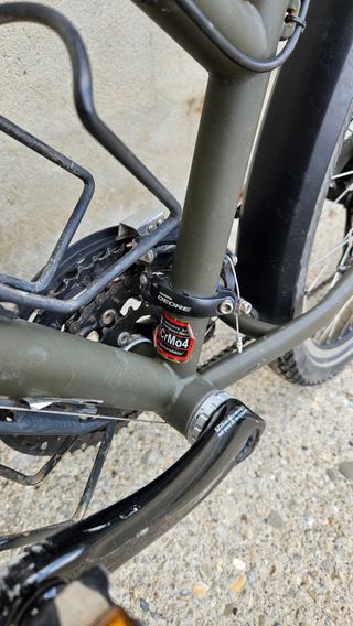 Bicicleta cicloturismo con alforjas.