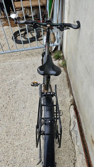 Bicicleta cicloturismo con alforjas.