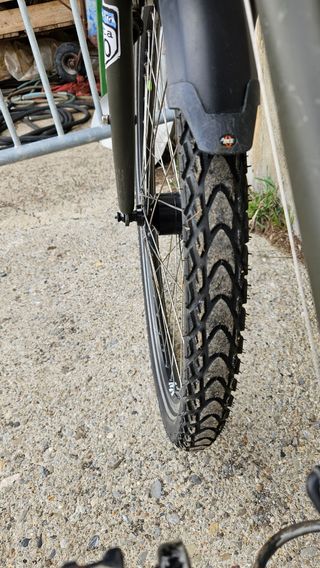 Bicicleta cicloturismo con alforjas.