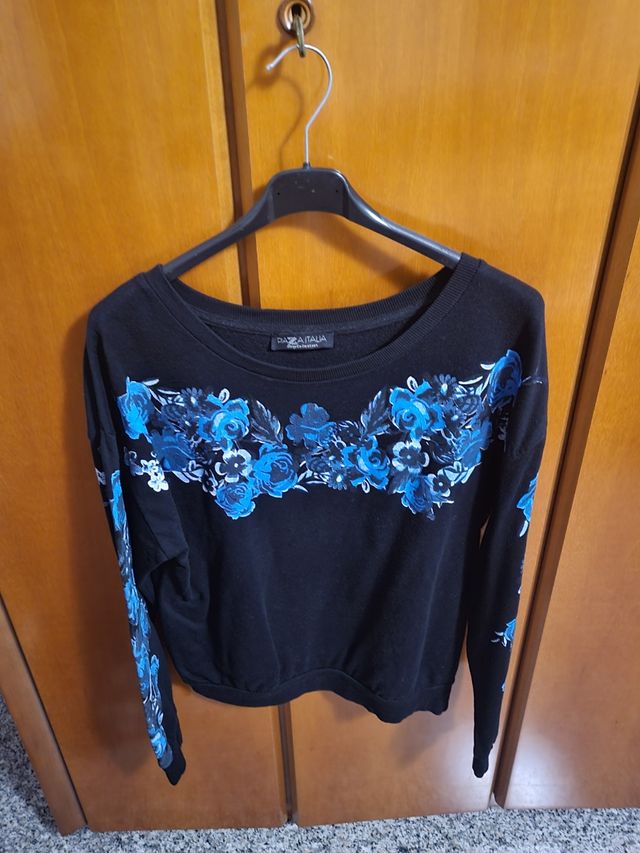 Felpettina nera con rose azzurre