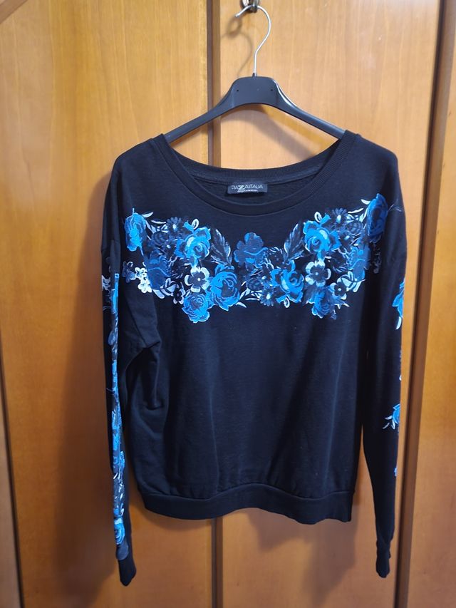 Felpettina nera con rose azzurre