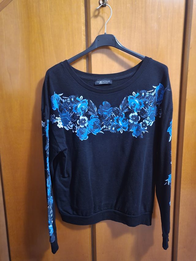 Felpettina nera con rose azzurre