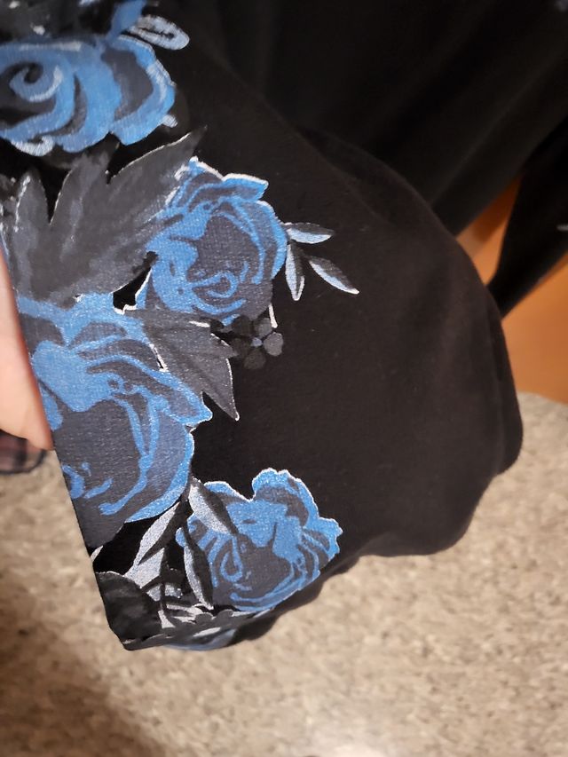 Felpettina nera con rose azzurre