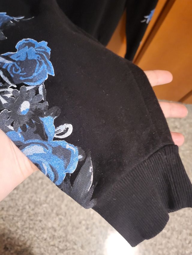 Felpettina nera con rose azzurre