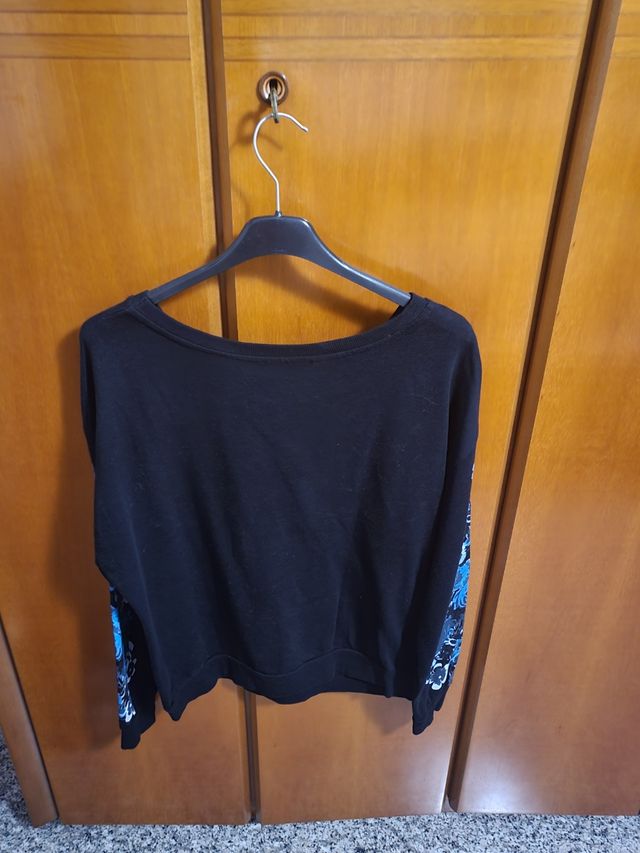 Felpettina nera con rose azzurre