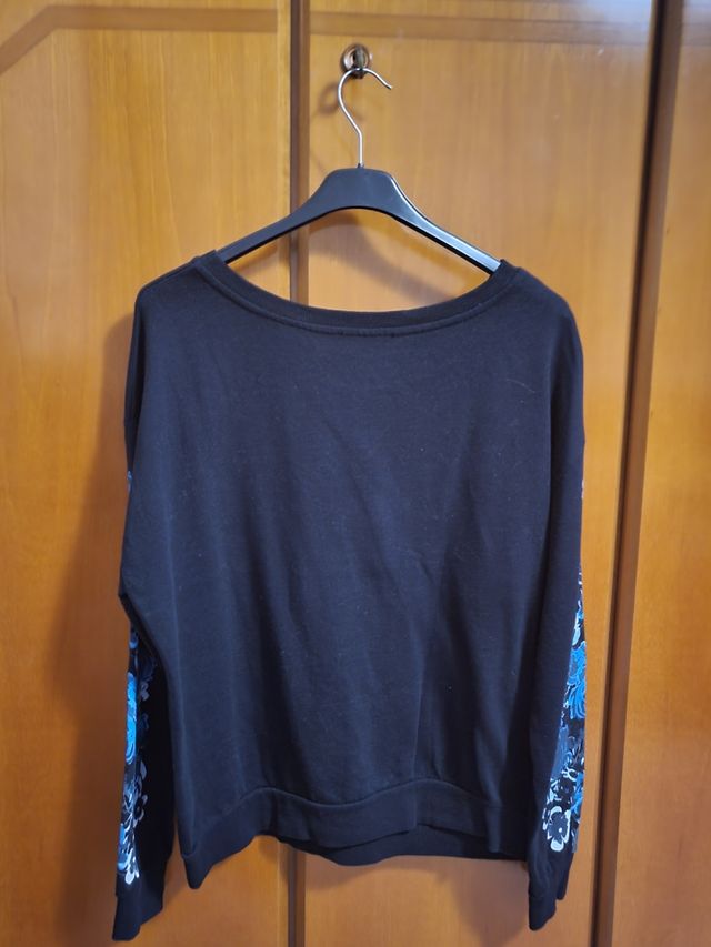 Felpettina nera con rose azzurre