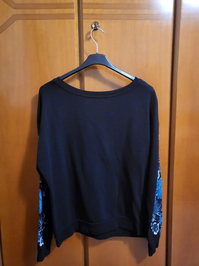 Felpettina nera con rose azzurre