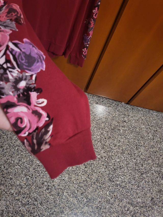 Felpettina lilla rosso con rose rosa