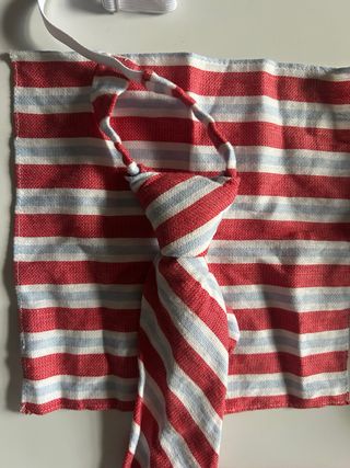 Corbata y pañuelo a juego. 