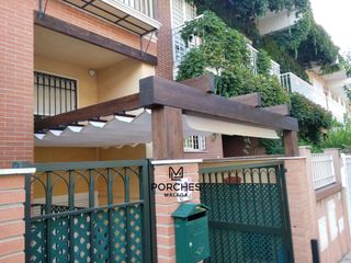 Pérgola de madera y toldo