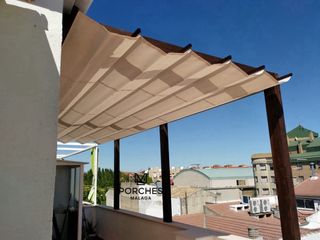 Pérgola de madera y toldo