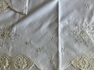 Sábana bordada artesanal con encaje de bolillo