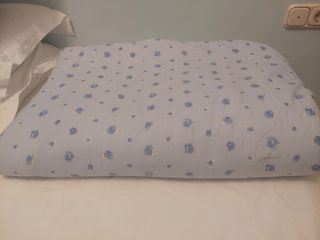 Colcha de flores de la marca Bassols, como nueva
