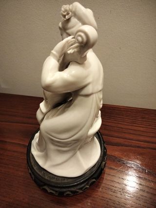 Figura de mujer música china.