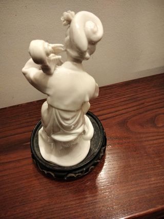 Figura de mujer música china.