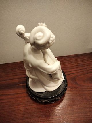 Figura de mujer música china.