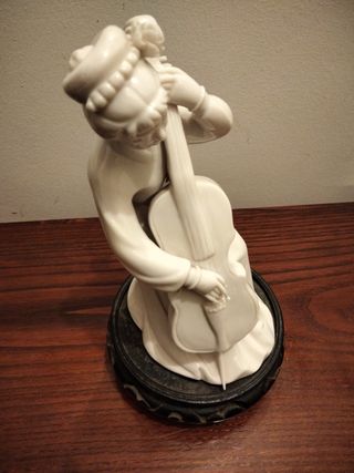 Figura de mujer música china.