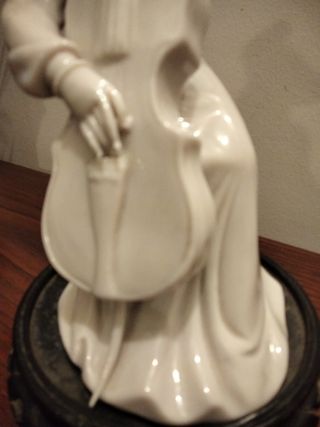 Figura de mujer música china.