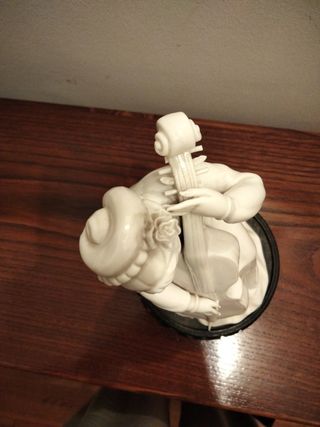 Figura de mujer música china.