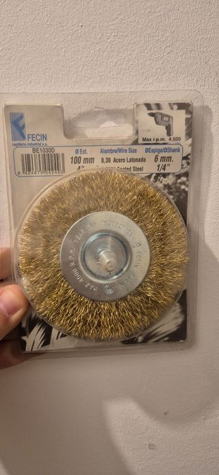 Cepillo metálico para taladro.