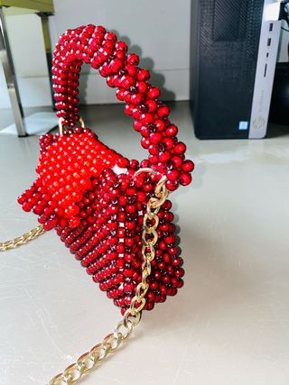 Bolso de perlas rojas