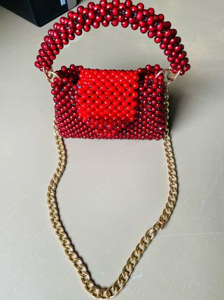 Bolso de perlas rojas