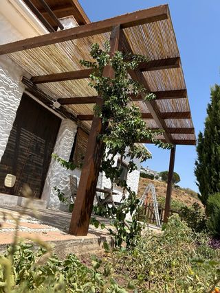 Pérgola madera con cañizo y aislamiento 6x3