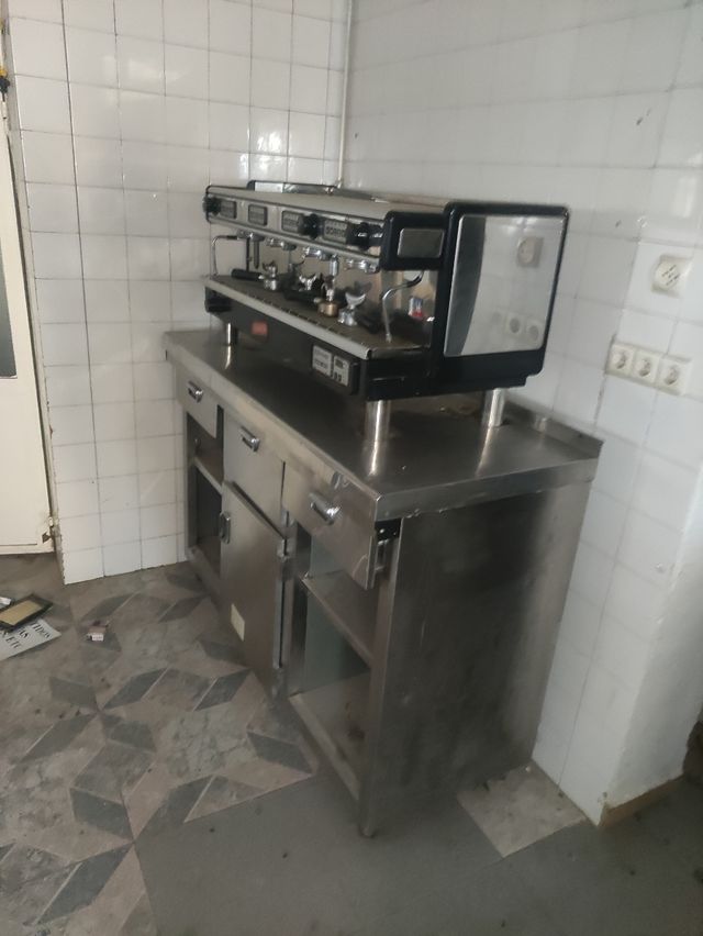 Cafetera profesional Bahía con mesa de acero inoxi