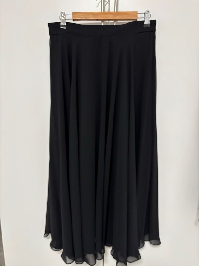 Falda negra con vuelo