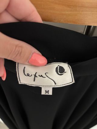 Falda negra con vuelo