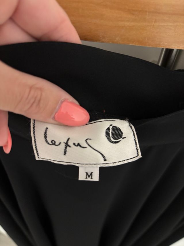 Falda negra con vuelo