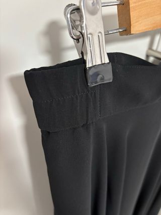 Falda negra con vuelo