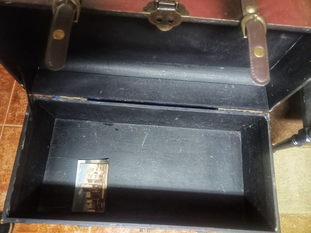 Baúl y caballete. Decoración