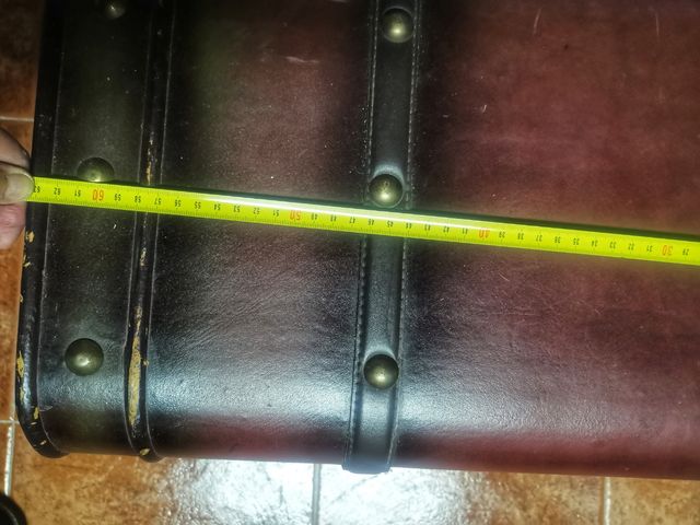 Baúl y caballete. Decoración