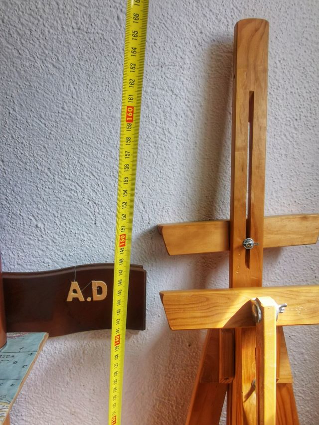 Baúl y caballete. Decoración