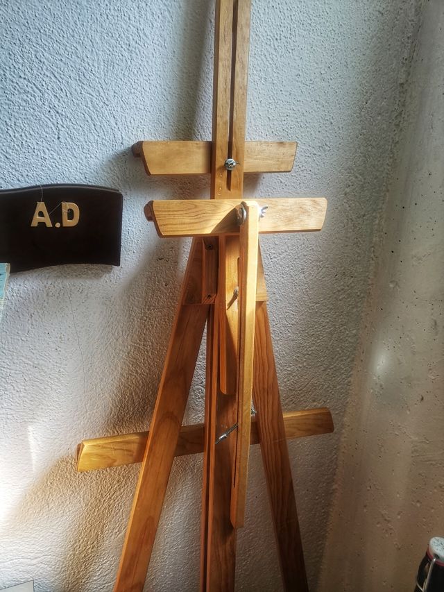 Baúl y caballete. Decoración