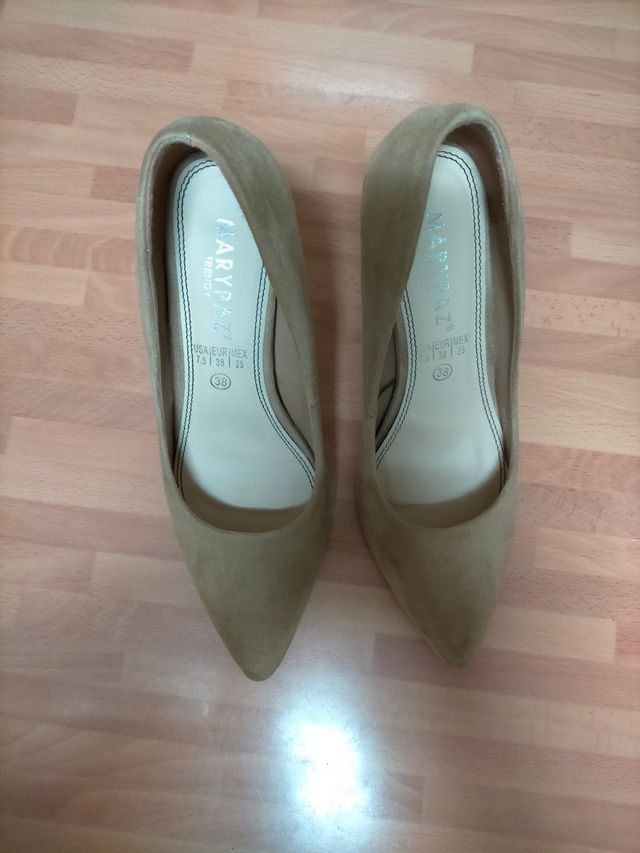 ZAPATOS BEIG DE SALON ,TACON FINO ALTO
